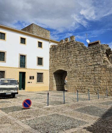 Porta_de_Montalvão,_Castelo_de_Nisa,_Portugal_01